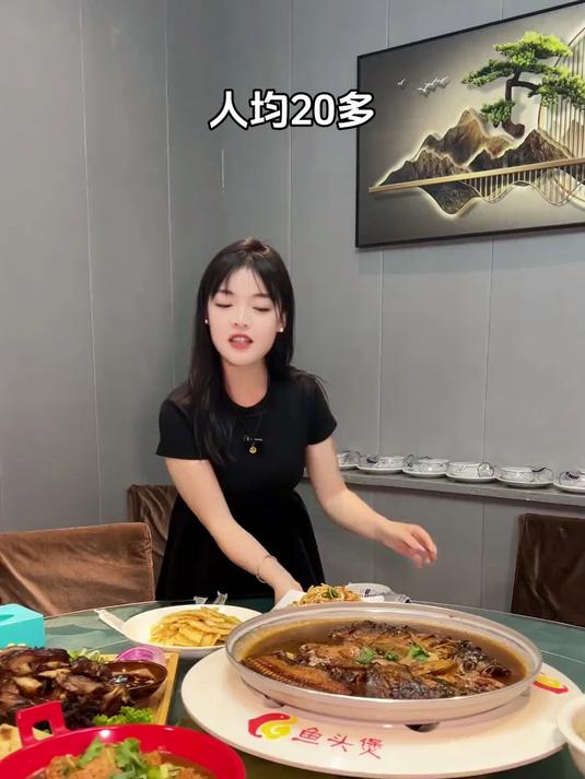 人均二十多!鱼头泡饼真的很美味!这么的一大桌才98!