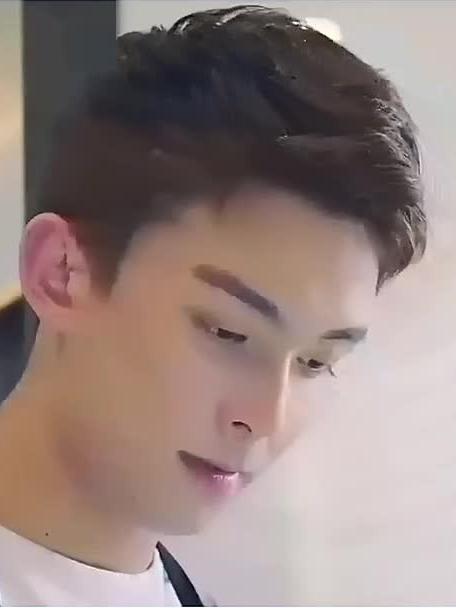 什刹海：庄晓晓男神深藏不露，做鱼杀鱼速度麻溜，令女友惊叹