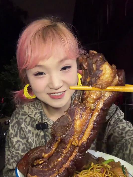 南京巨无霸大肉面!一个人在南京爽吃两碗面!大大大满足!