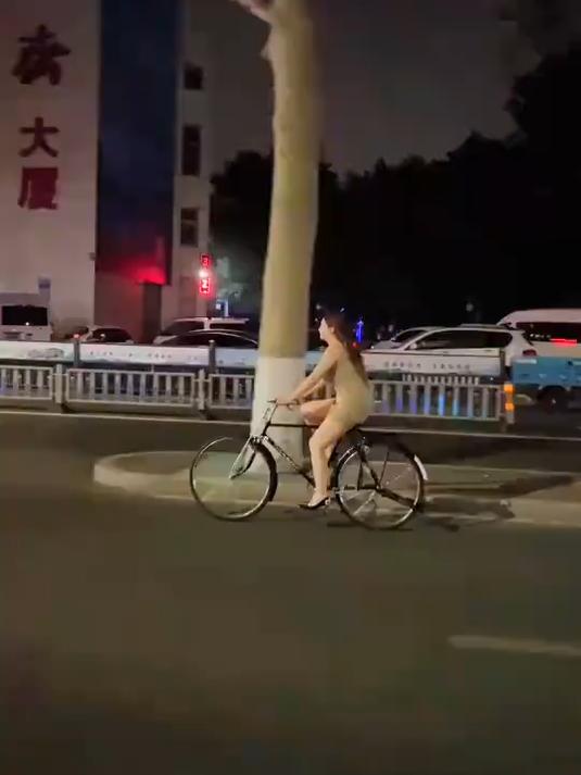 咱就说你们是想看拍段子还是骑车呢