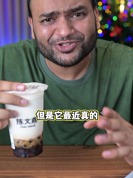 老外炫网红黑糖珍珠牛奶，越贵越好喝嘛？