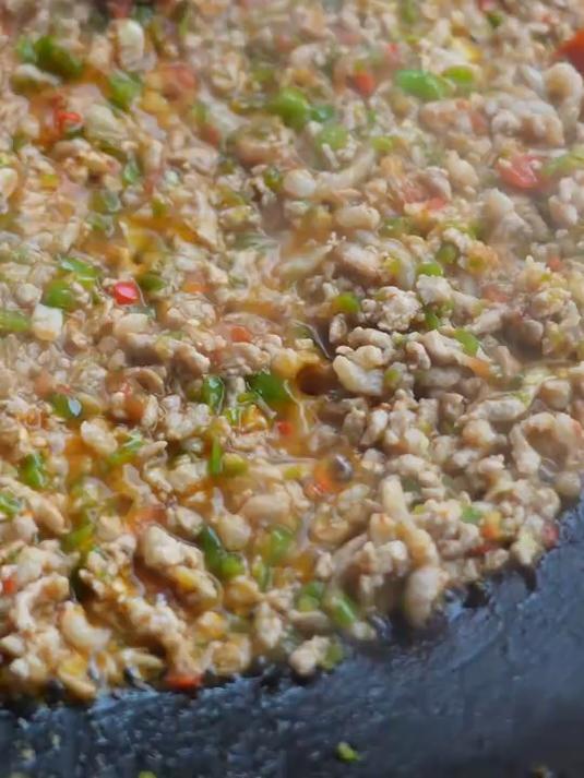 今天分享一道云南特色家常菜 红三剁 这道菜没什么缺点 唯一的缺点就是费饭 实至名归的下饭神