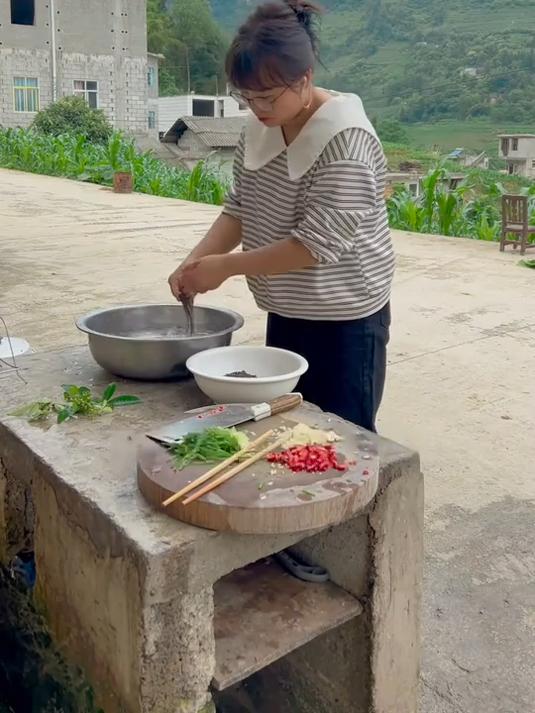 云南有个菜,名字有点怪,它的名字叫儿菜,你们都叫它什么菜呢?