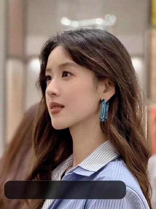 章泽天米兰最新活动图,条纹衬衫微卷发,气质优雅,美得让人心动