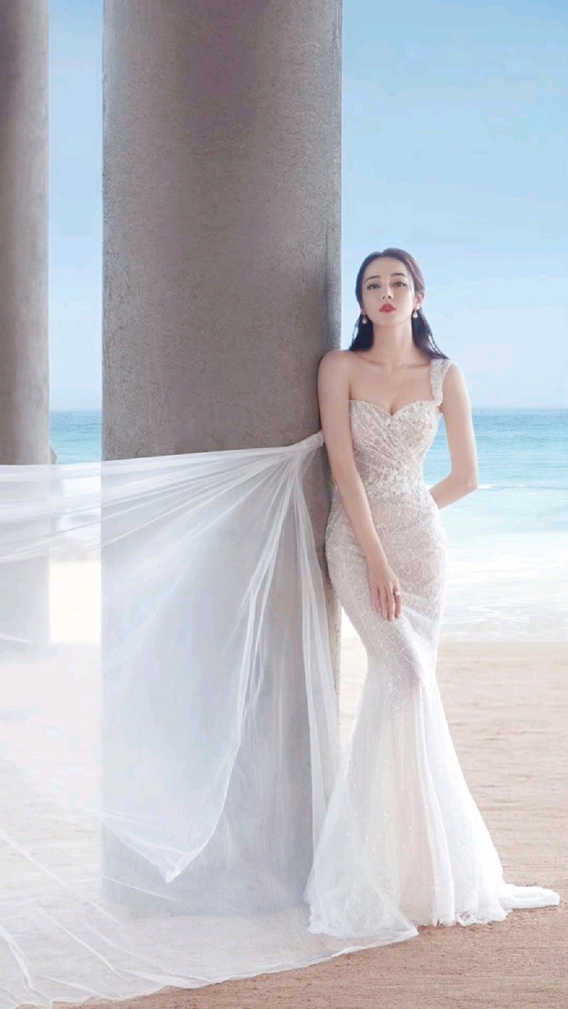 迪丽热巴长鱼尾裙杂志封面