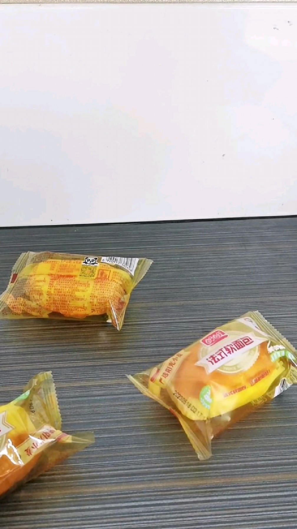 肚子饿的时候,可以来几个盼盼法式软面包垫垫肚子