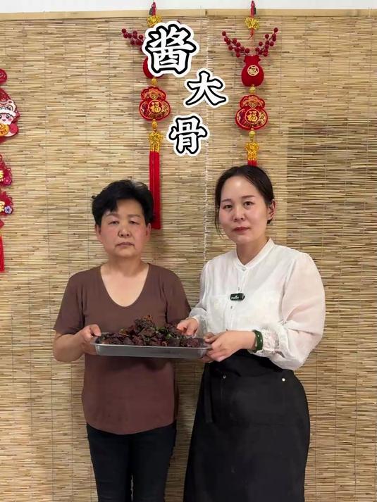 外面几十块一份的酱大骨在家只需要十几块钱就能搞定，做法简单还好吃。#酱大骨##懒人美食推荐