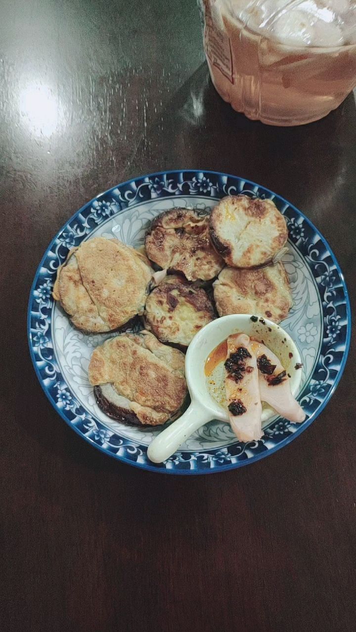 营养早餐~鸡蛋茄饼搭配自制酸泡自家和自制香辣牛肉酱,味道好极了。