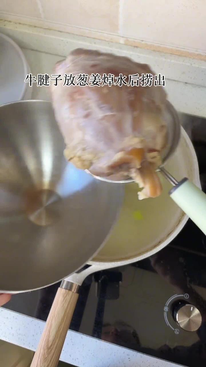 2岁宝宝早饭:宝宝版卤牛肉面,草莓香蕉奶昔