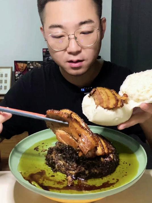 梅菜扣肉太下饭啦！馒头买少了