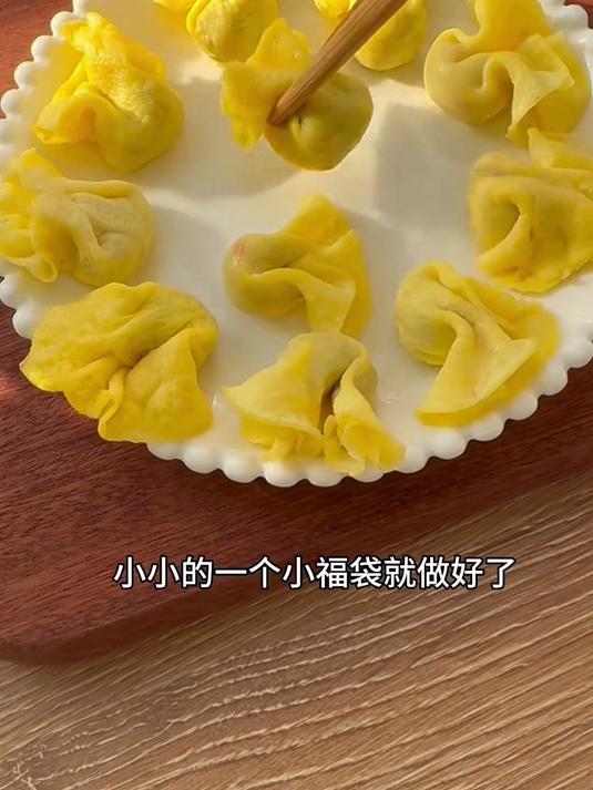 一口一个的福袋蛋饺也太好吃了吧,有菜有肉,不怕宝宝挑食了