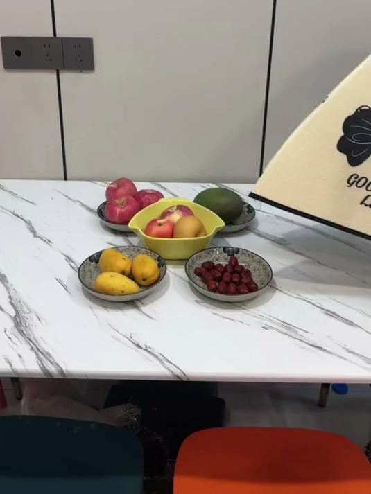 天气变冷，饭菜容易变凉，可以备一个这种保温菜罩，好用不贵