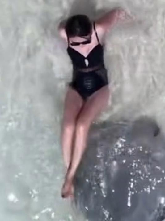 女子海边拍视频,海浪冲来鳐鱼吓得后退,网友:像恐怖片的开头
