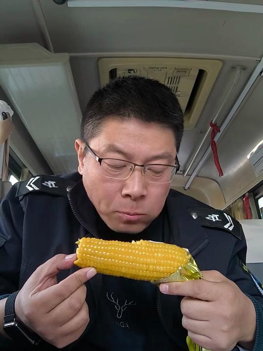 儿子送饭来了！今天媳妇给做的萝卜丝炖大虾，韭菜炒鸡蛋，一棒玉米，一杯茉莉花茶！普通人的生活