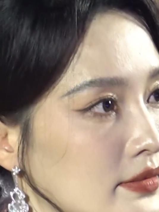 李沁旗袍造型惊艳亮相，完美诠释东方古典美！宛如水墨画中走出的江南女子。李沁 旗袍 国风古韵