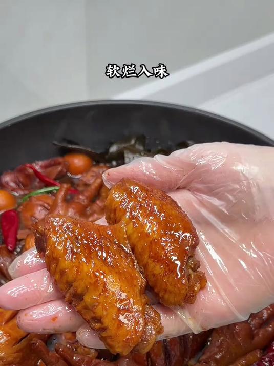 爱吃熟食卤味的有口福了，像我这样在家做一锅，软烂入味