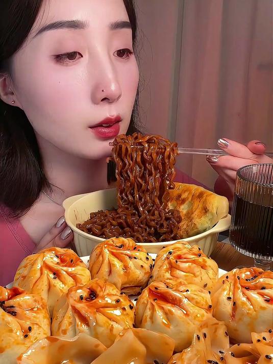 今天吃炸酱面和小笼包蒸饺!又是碳水+碳水