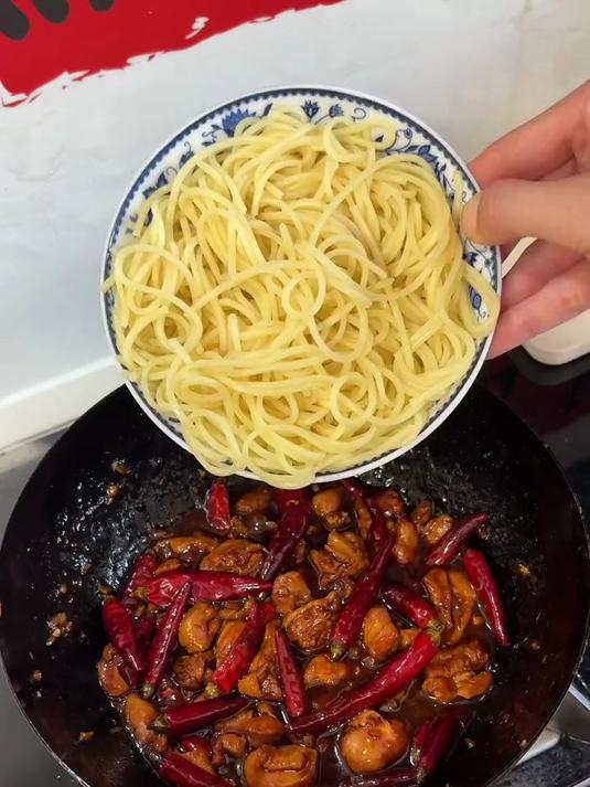香辣鸡腿拌面
