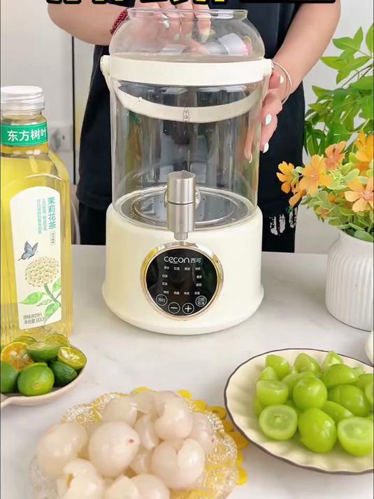朋友来家里做客,光喝白开水太单调?养生壶煮上一壶水果茶