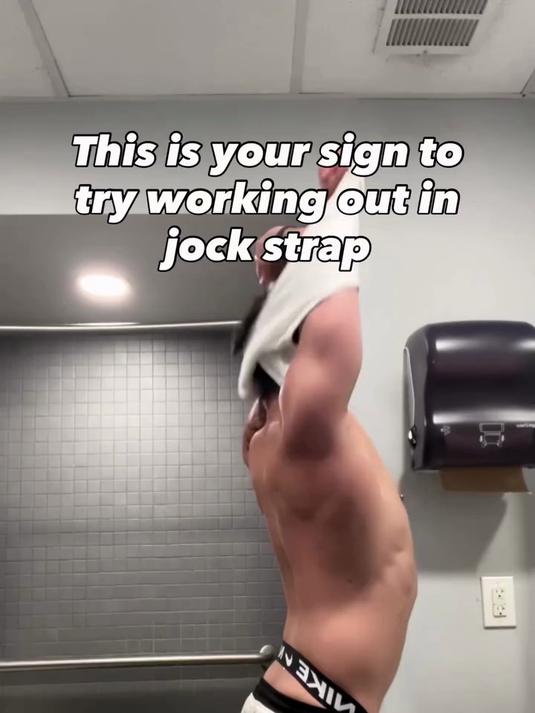 肌肉男都穿得这么破烂吗，好心疼啊