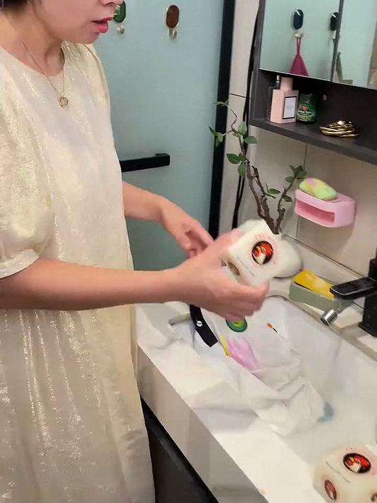 姐妹们！这个大公鸡马赛皂洗白衣服真的太好用了！洗完的衣服鞋子真的特别干净 #马赛皂# #洗