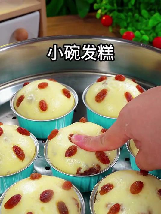 这应该是发糕最简单的做法了，只需三个鸡蛋一碗面