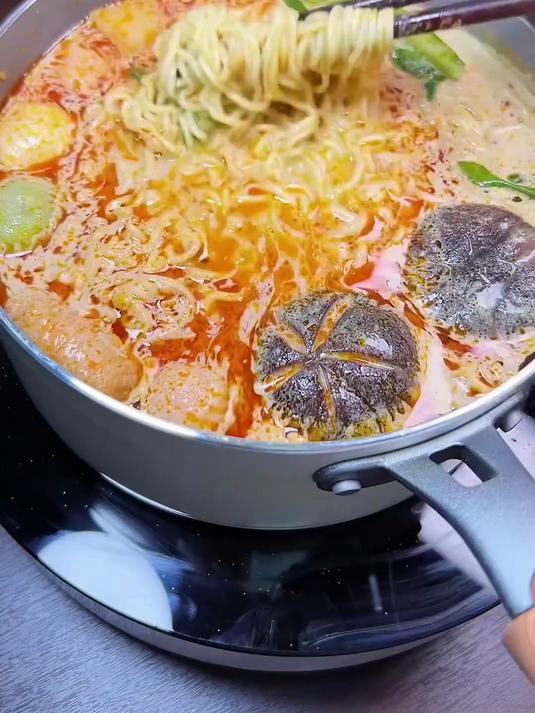 自制骨汤麻辣烫，又香又浓，还没吃过的一定要试试