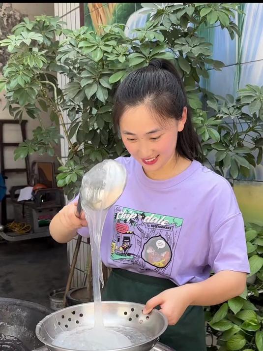 都不怎么爱吃饭了，给家人做点冰冰爽爽的凉粉鱼鱼吃