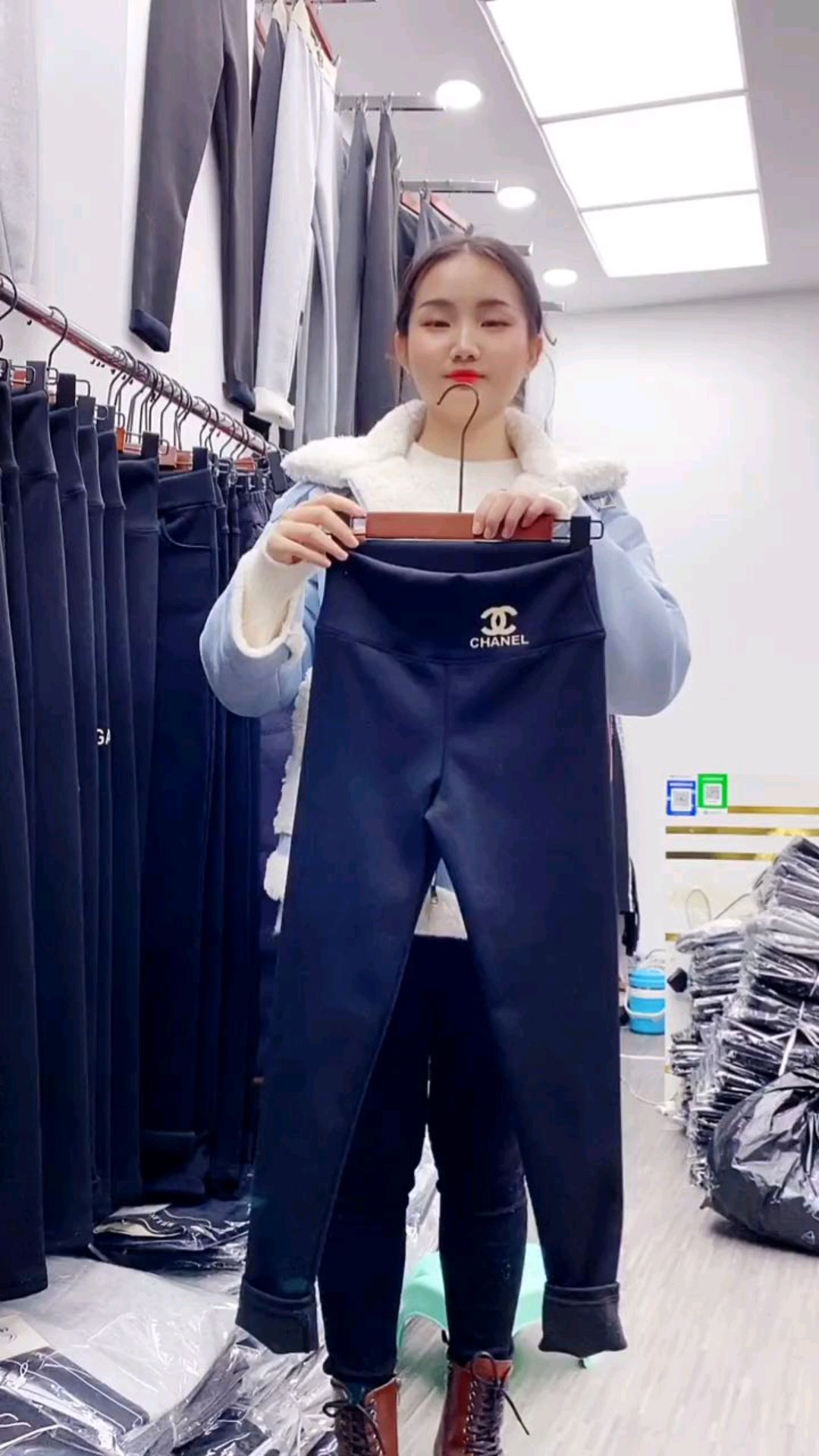 1215广州服装市场女装清仓,加绒鲨鱼皮打底裤组合系列