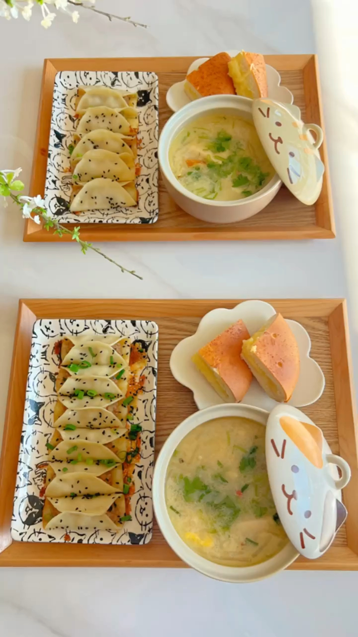 早上好～今天做了营养鲜美的鲫鱼萝卜丝汤,配上鲜肉锅贴,开启美好的一天～