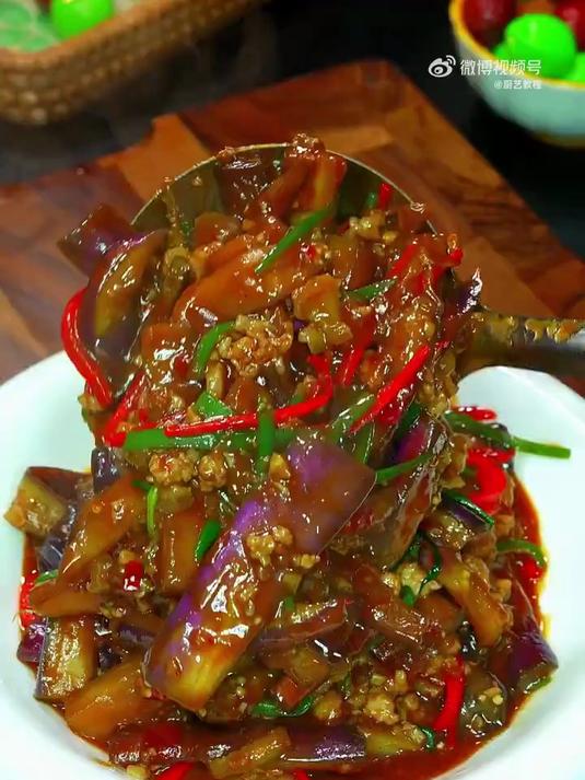 想吃鱼香茄子,不用油炸也能做的和饭店一样美味,做法简单赶紧试试吧!