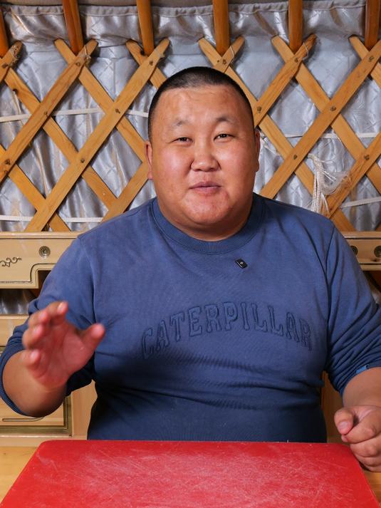 用新鲜的羊肉给阿妈做一顿羊排山药汤，喝完后感觉全身都有力气了