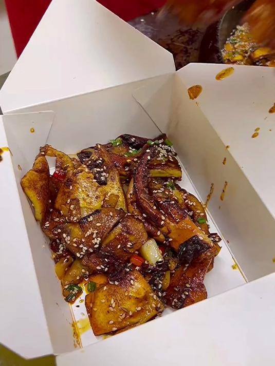铁板大鱿鱼,大铁板一压,直接香迷糊了