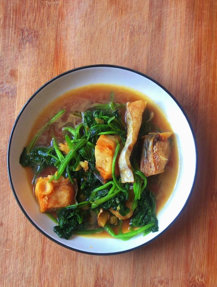 咸鱼怎么做好吃又简单家常的,分享一道咸鱼炒菠菜