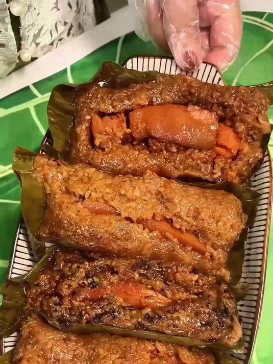 蛋黄五花肉粽香糯可口,肉香浓郁,一口下去超有满足感