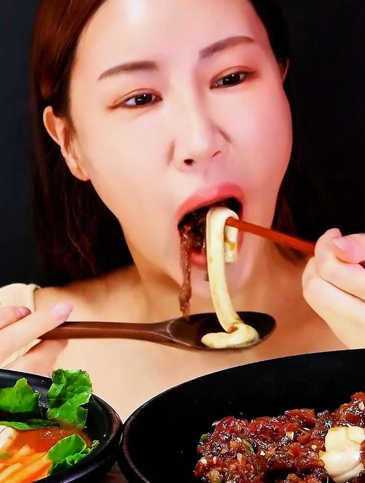 韩国人吃东西是有多疯狂，这种美食你一定不敢吃吧