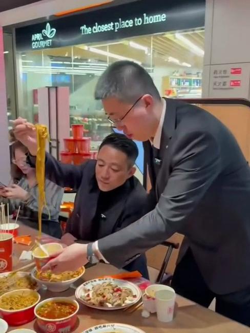 汪小菲获得孩子抚养权后开心巡店,给13年员工夹菜激动得颤抖