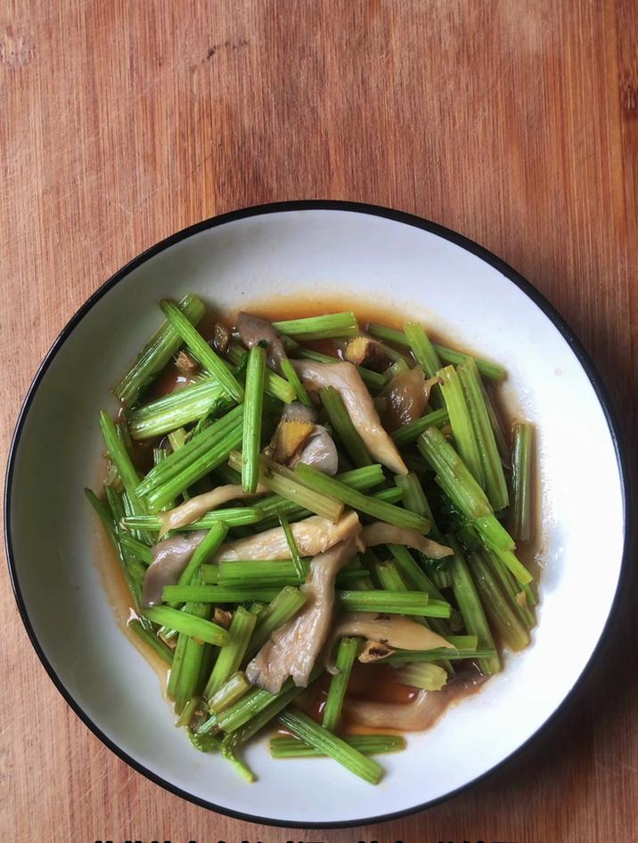 芹菜焯水多长时间,焯水1分钟即可