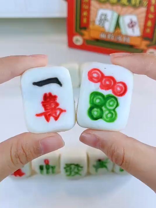 生啃麻将是种什么体验!?竟然还是糯叽叽的麻将汤圆!