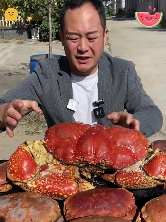 满黄满肉面包蟹，蟹黄饱满如凝脂，蟹肉鲜甜不柴，一口超满足！
