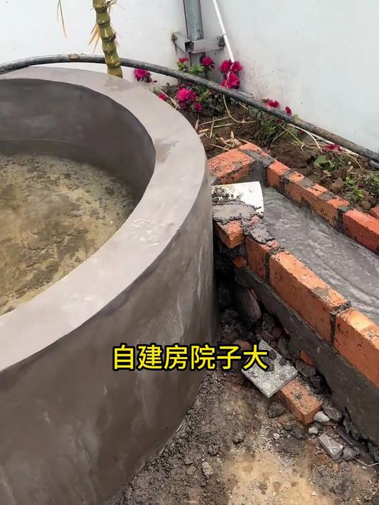 师傅在院子两边做鱼池,中间还要通水,大家瞧瞧这效果怎么样