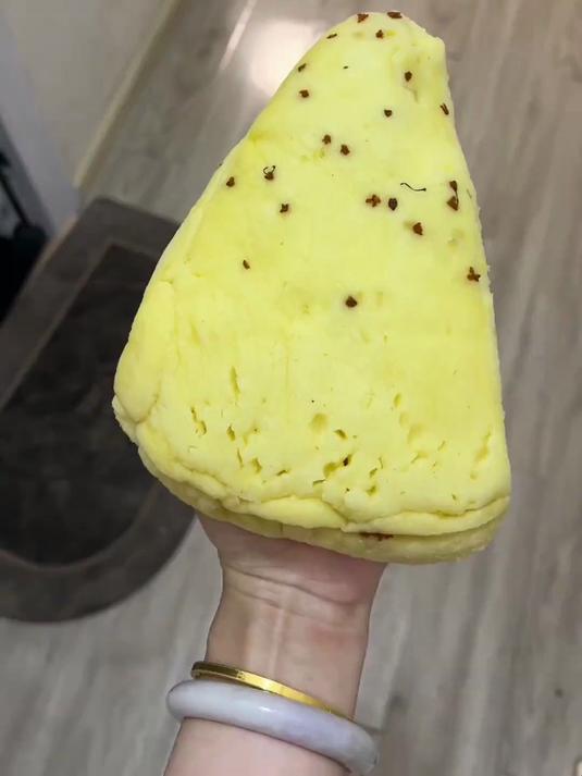 小老鼠今天又吃上桂花鸡蛋糕了#春日收藏家#