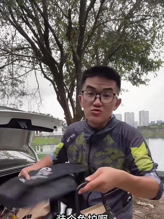 出门钓鱼不用再大包小包了，用这个大容量渔具带一包就能搞定