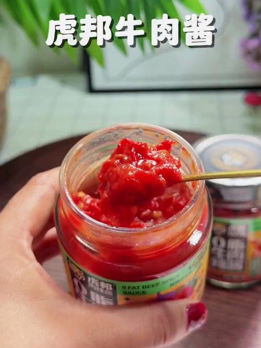 吃辣酱,还得虎邦辣酱采用进口牛肉和新鲜辣椒制作