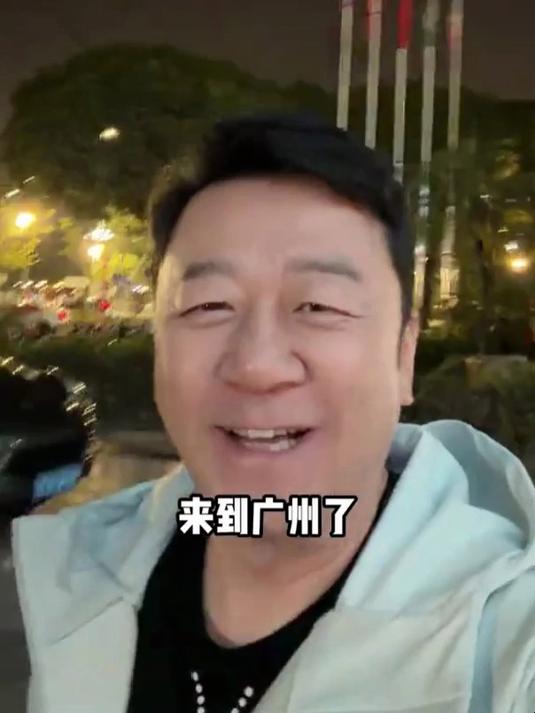 演员郭涛来广州，打卡街头美食—粥底火锅，满满一大桌子海鲜美食