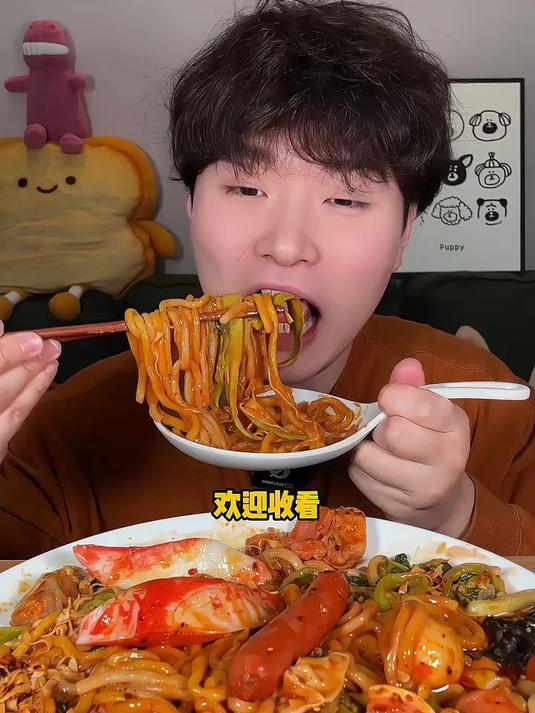 黏糊麻辣烫配熏肉 大半夜真的满足