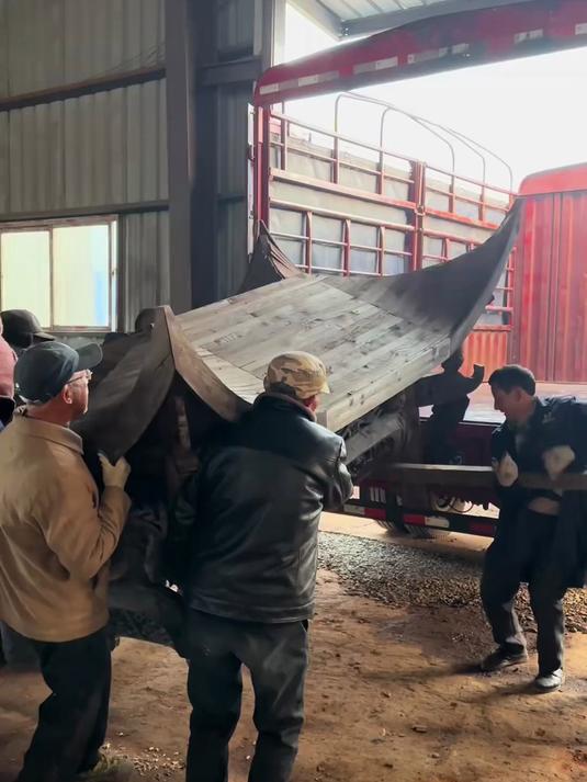 老房子拆下来的徽派老门楼,安装到别墅大门上,效果相当不错