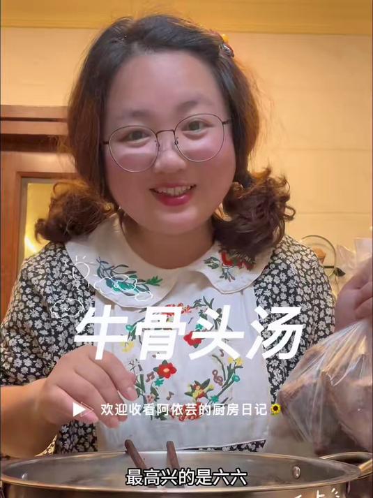 分享煮牛骨头汤的过程，牛骨头放料酒先焯水掏出来用热水洗干净_再接一大锅水烧开水把洗好的牛骨