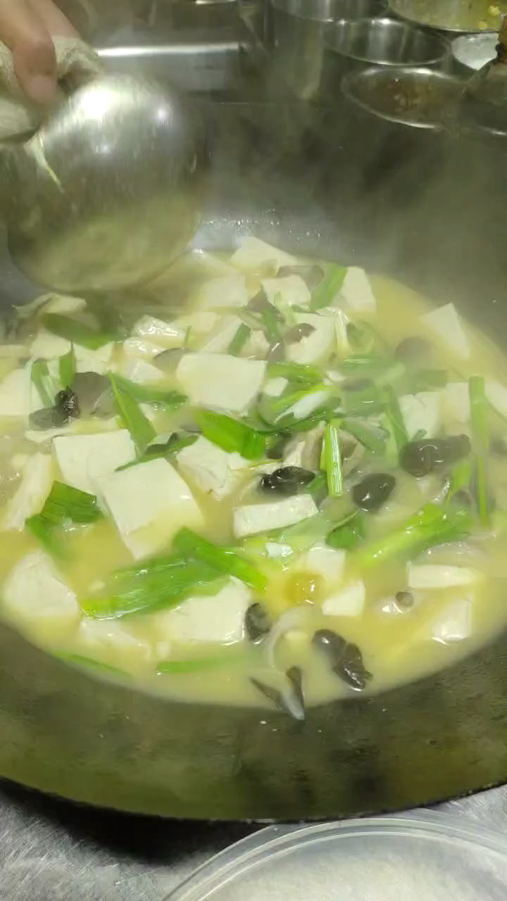 外卖打包中,热呼呼的饭菜