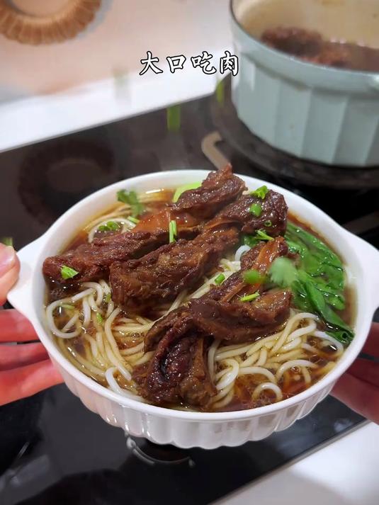 天冷在家卤了一锅牛肉，来一碗超级香的牛肉面